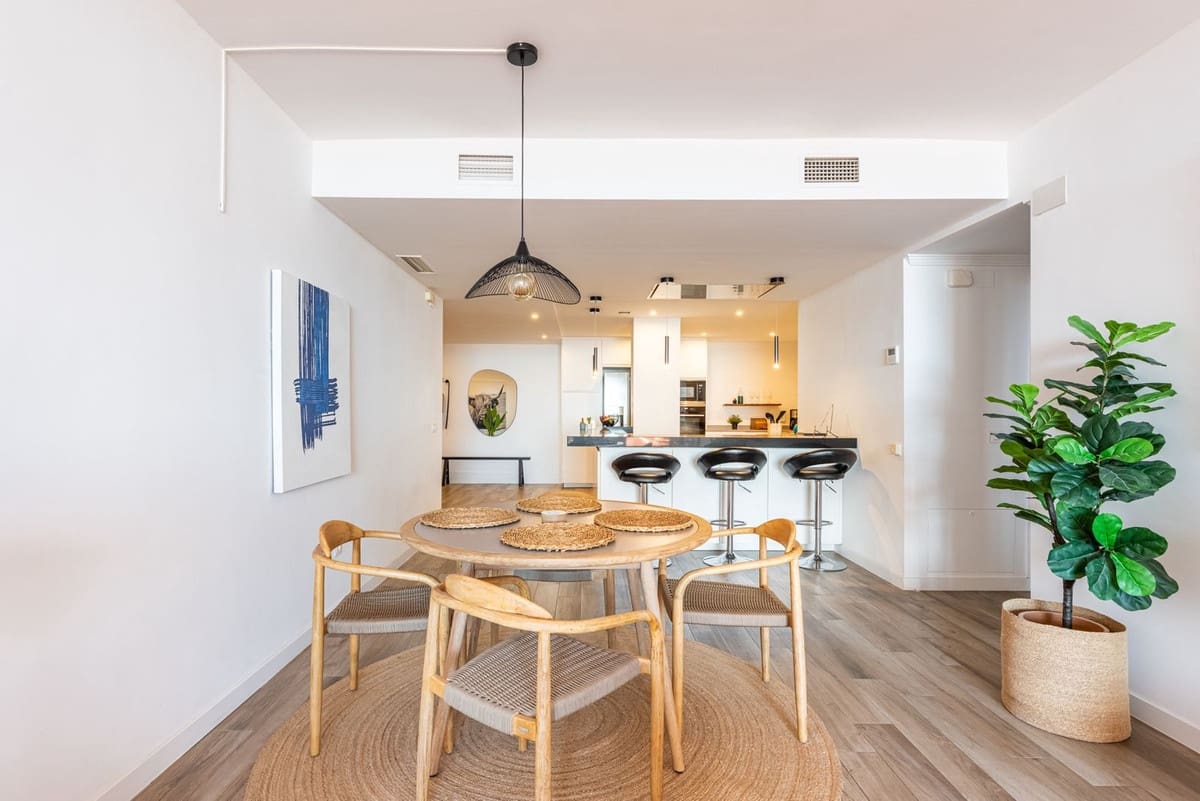 Apartamento de 2 habitaciones en Nueva Andalucia en venta con piscina garaje - 849.000 € (Ref: 9976571)