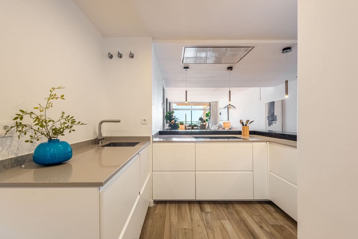 Apartamento de 2 habitaciones en Nueva Andalucia en venta con piscina garaje - 849.000 € (Ref: 9976571)
