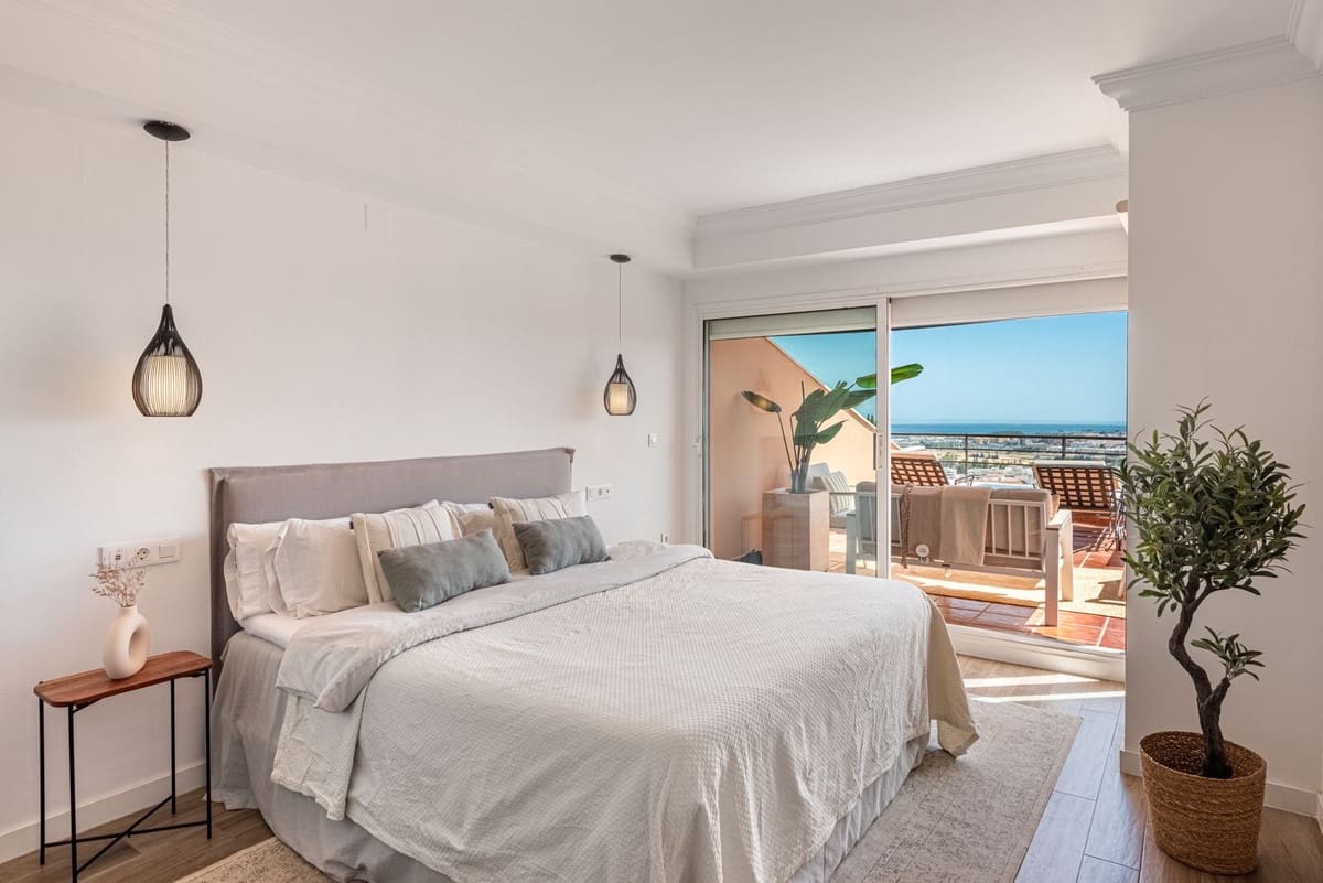 Apartamento de 2 habitaciones en Nueva Andalucia en venta con piscina garaje - 849.000 € (Ref: 9976571)