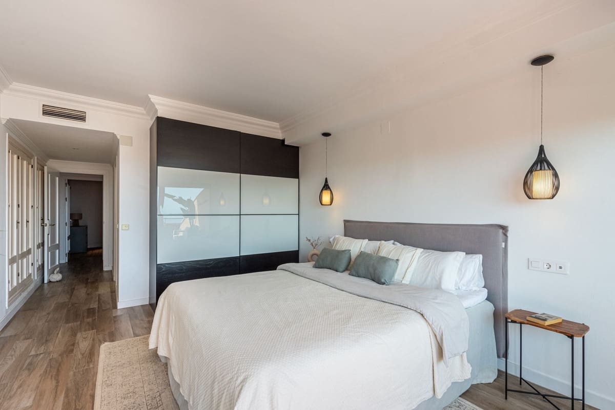 Apartamento de 2 habitaciones en Nueva Andalucia en venta con piscina garaje - 849.000 € (Ref: 9976571)