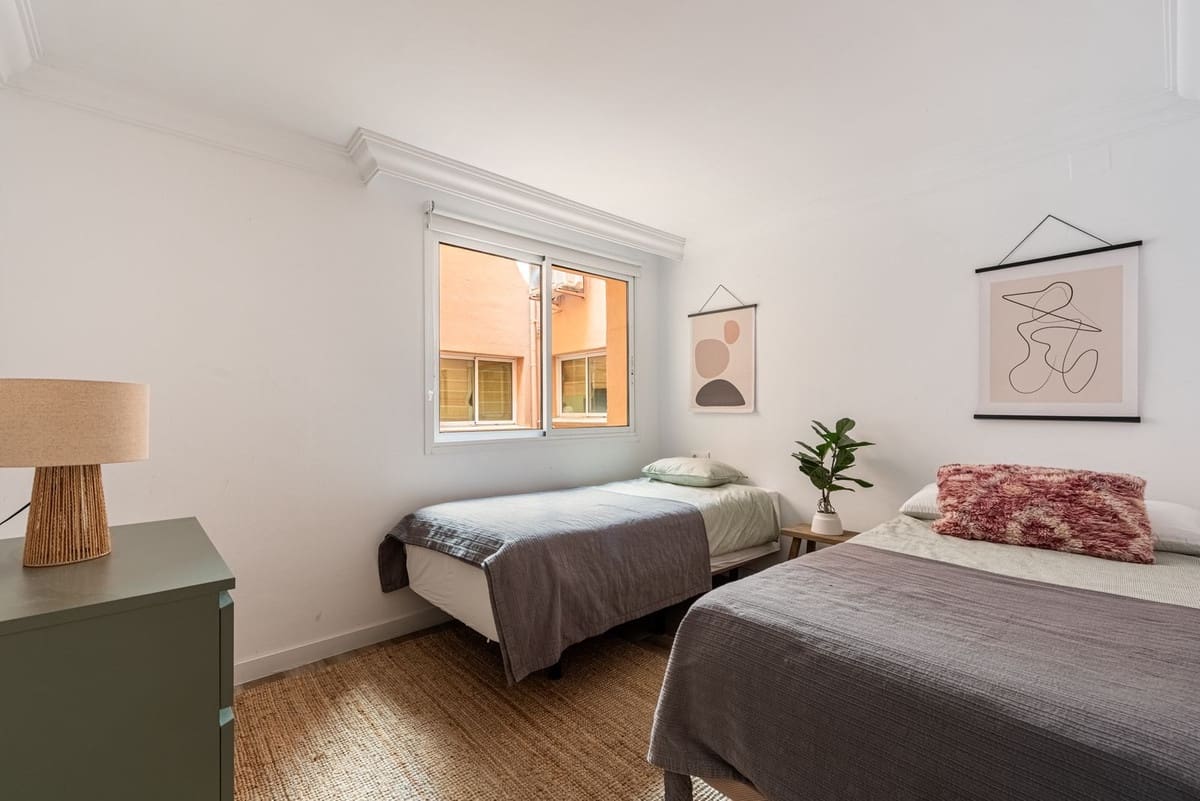 Apartamento de 2 habitaciones en Nueva Andalucia en venta con piscina garaje - 849.000 € (Ref: 9976571)