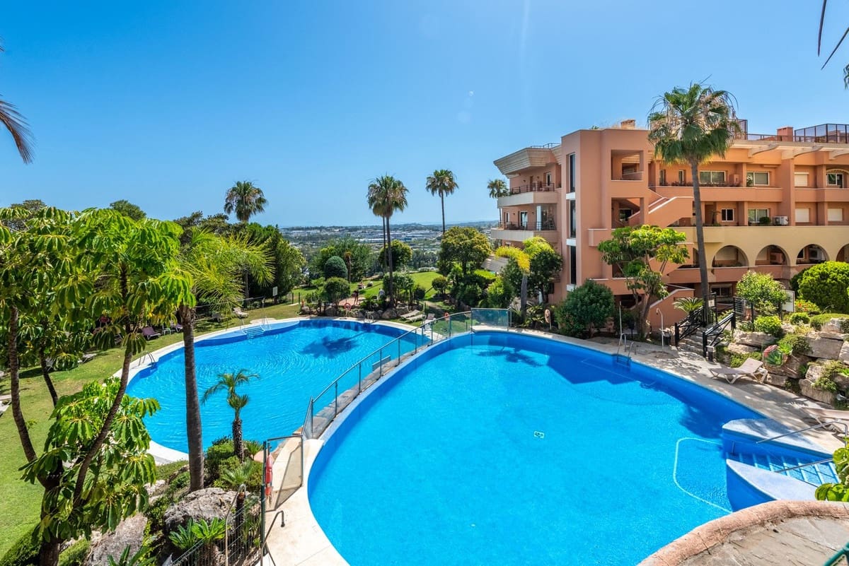 Apartamento de 2 habitaciones en Nueva Andalucia en venta con piscina garaje - 849.000 € (Ref: 9976571)