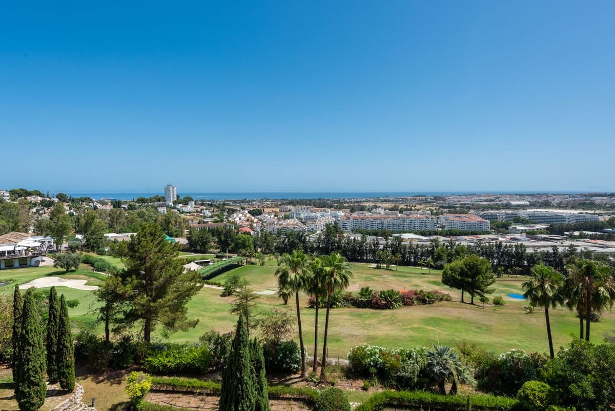 Apartamento de 2 habitaciones en Nueva Andalucia en venta con piscina garaje - 849.000 € (Ref: 9976571)