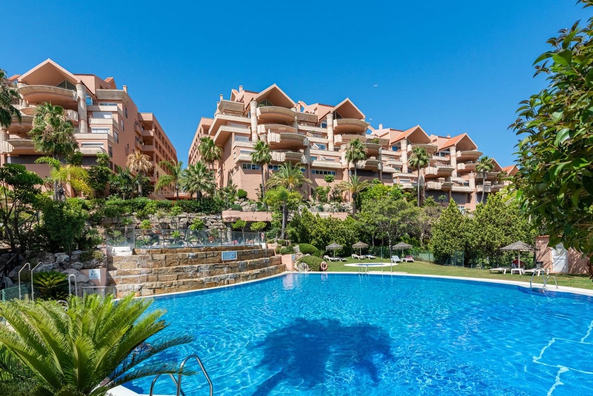 Apartamento de 2 habitaciones en Nueva Andalucia en venta con piscina garaje - 849.000 € (Ref: 9976571)