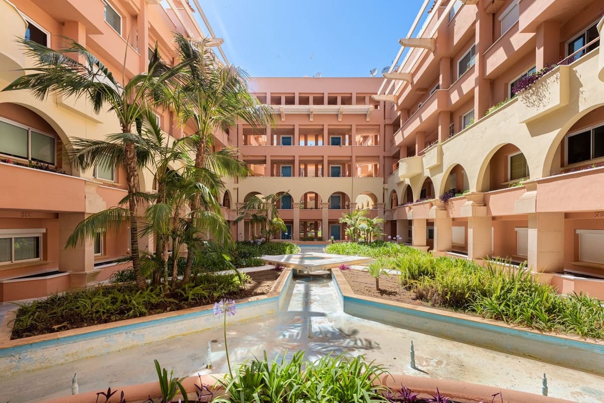 Apartamento de 2 habitaciones en Nueva Andalucia en venta con piscina garaje - 849.000 € (Ref: 9976571)