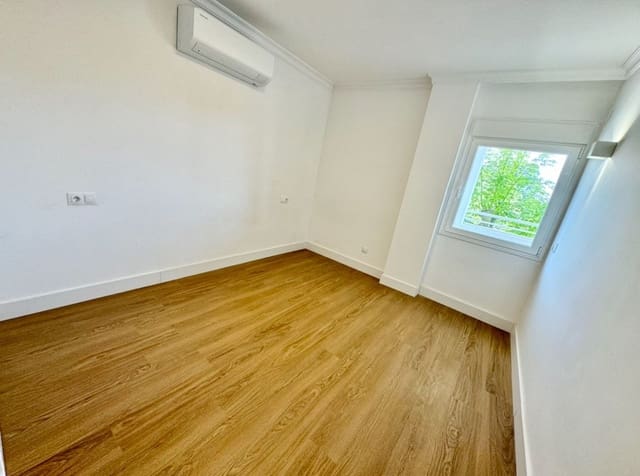 Apartamento de 2 habitaciones en Atalaya-Isdabe, Estepona en venta con piscina - 378.000 € (Ref: 9981576)