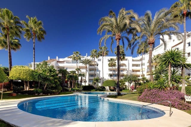 Apartamento de 2 habitaciones en Atalaya-Isdabe, Estepona en venta con piscina - 378.000 € (Ref: 9981576)