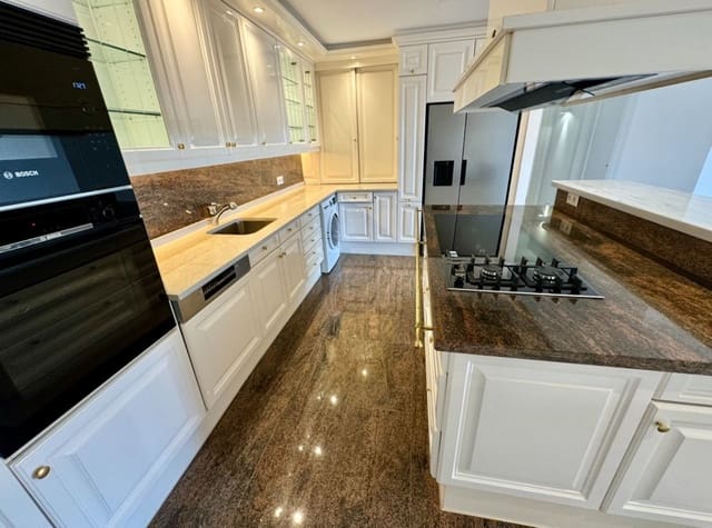 Apartamento de 2 habitaciones en Atalaya-Isdabe, Estepona en venta con piscina - 378.000 € (Ref: 9981576)