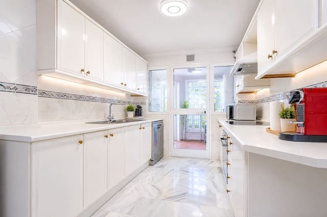 5 soverom Leilighet til salgs i Estepona - € 750 000 (Ref: 9981577)