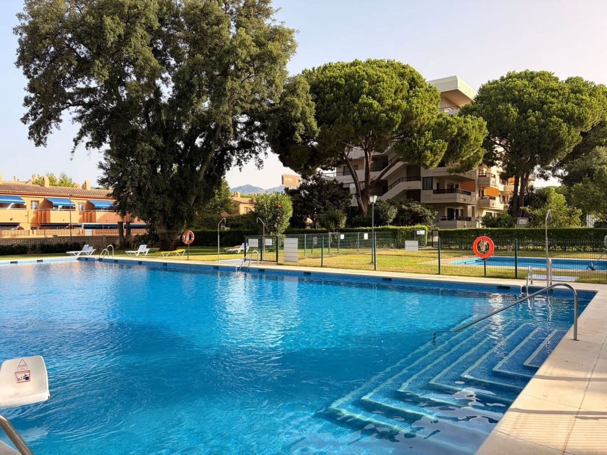 Apartamento de 2 habitaciones en Marbella en venta con piscina - 380.000 € (Ref: 9981580)