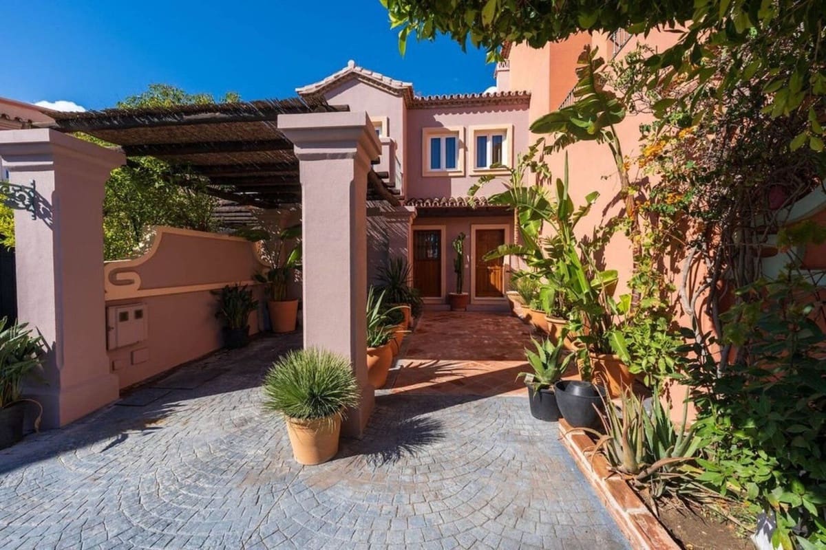 3 Zimmer Haus zu verkaufen in La Quinta mit Pool - 1.395.000 € (Ref: 9981581)