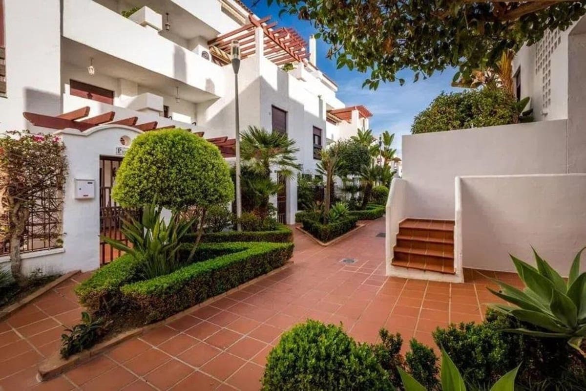 3 soveværelse Lejlighed til salg i Nueva Andalucia med swimmingpool - € 549.000 (Ref: 9981582)