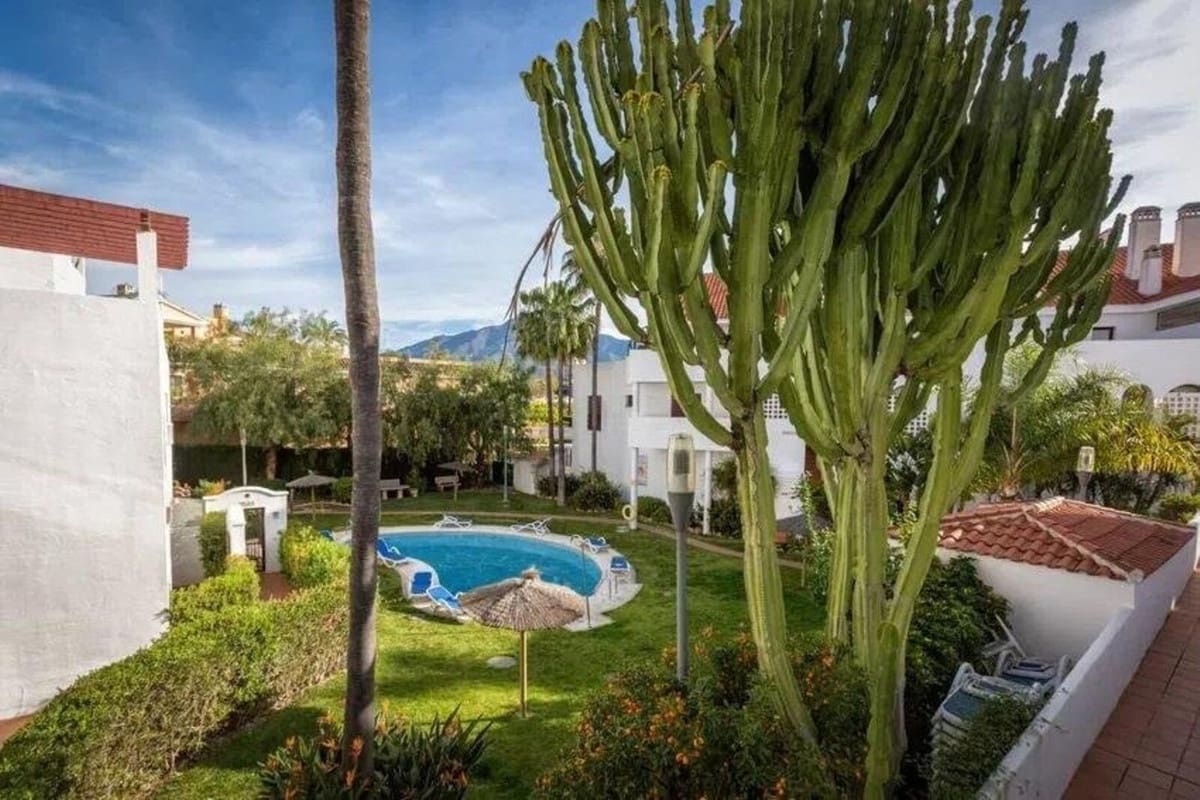 3 soveværelse Lejlighed til salg i Nueva Andalucia med swimmingpool - € 549.000 (Ref: 9981582)
