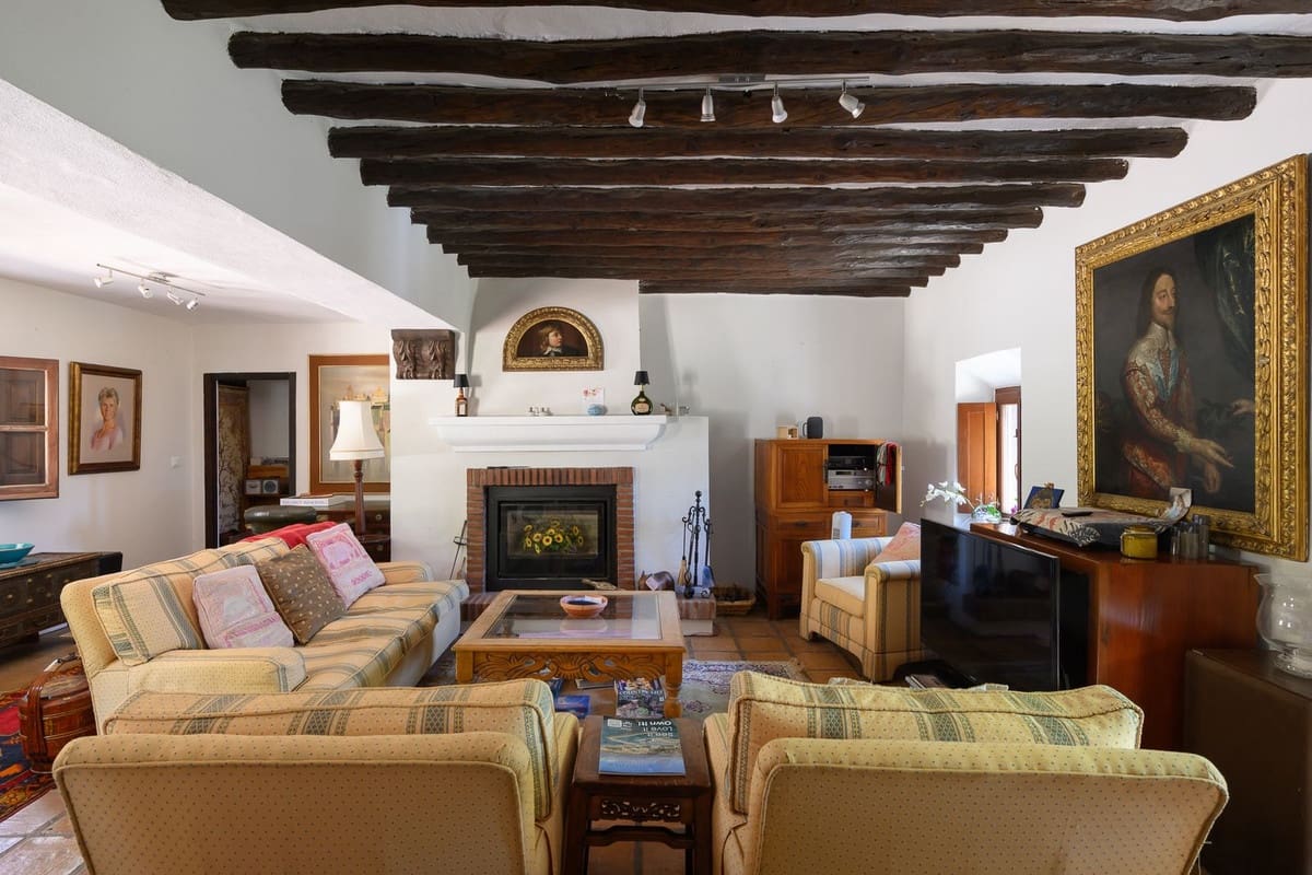 3 bedroom Villa for sale in Estepona with pool - € 1,200,000 (Ref: 9983297)