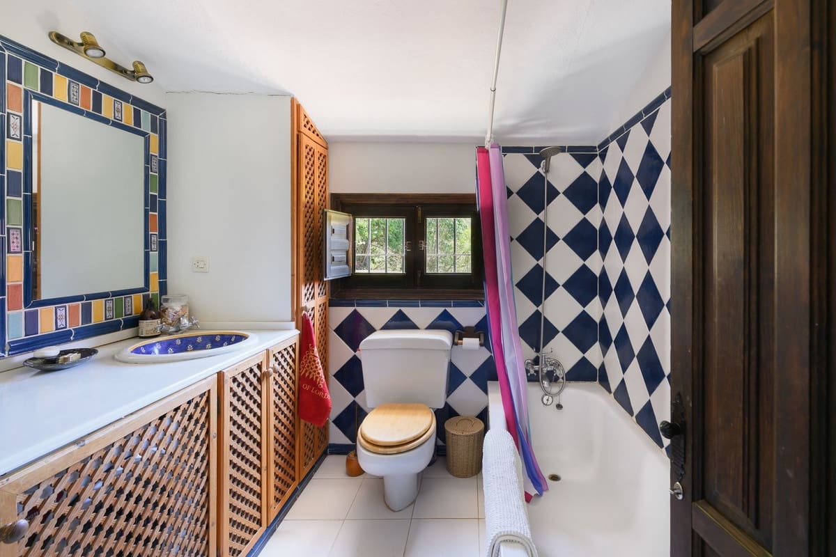 3 bedroom Villa for sale in Estepona with pool - € 1,200,000 (Ref: 9983297)