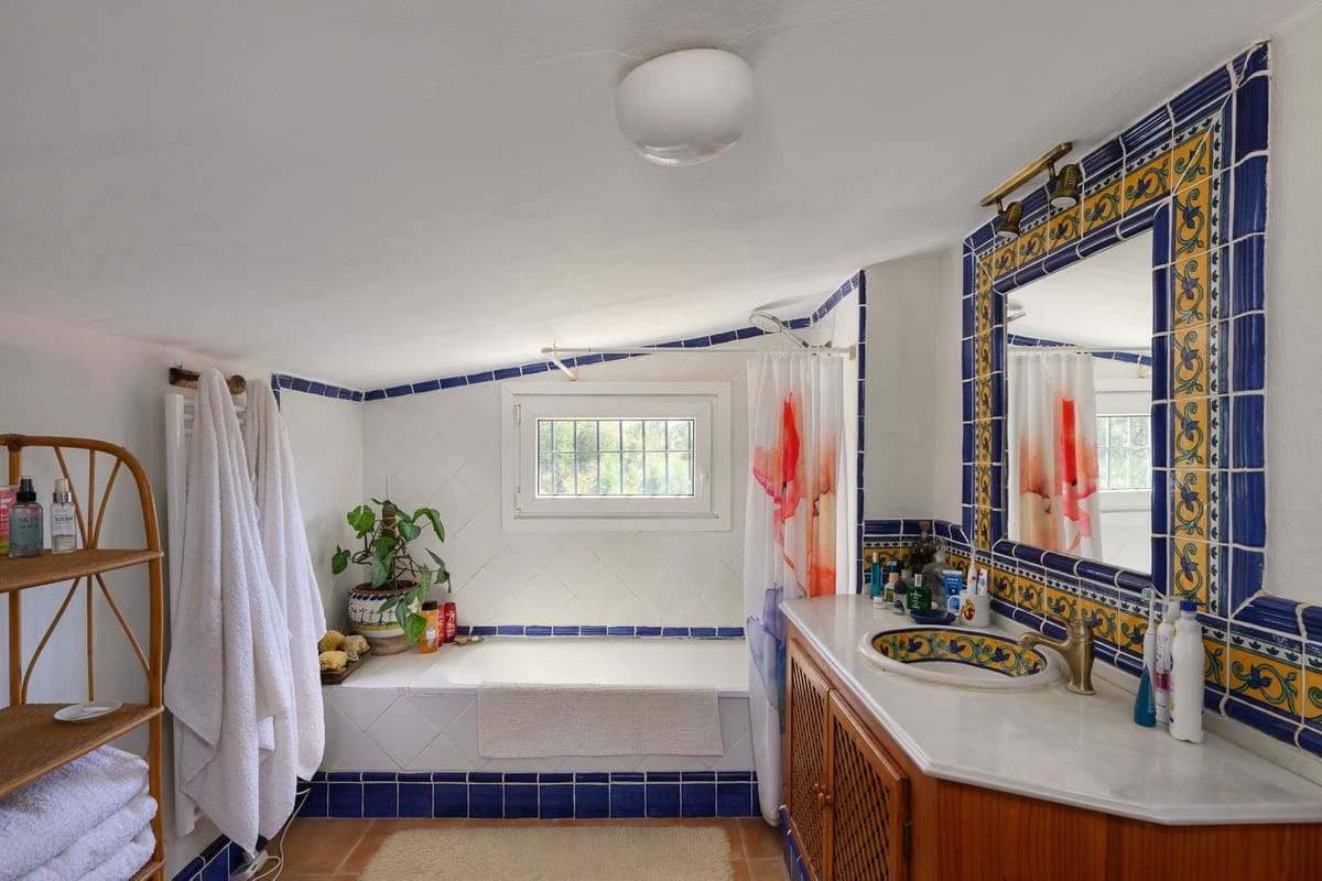 3 bedroom Villa for sale in Estepona with pool - € 1,200,000 (Ref: 9983297)