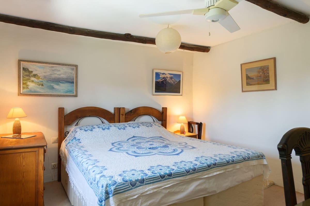 3 bedroom Villa for sale in Estepona with pool - € 1,200,000 (Ref: 9983297)