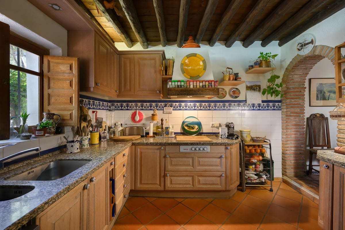3 bedroom Villa for sale in Estepona with pool - € 1,200,000 (Ref: 9983297)