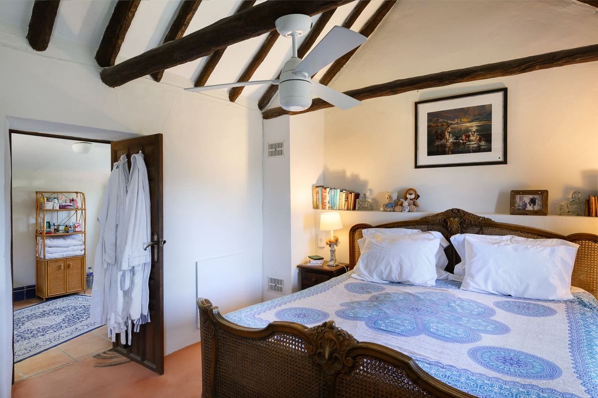 3 bedroom Villa for sale in Estepona with pool - € 1,200,000 (Ref: 9983297)