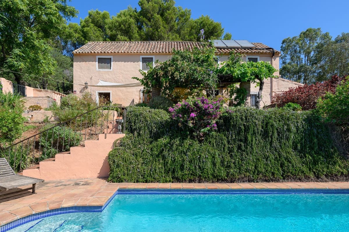 3 bedroom Villa for sale in Estepona with pool - € 1,200,000 (Ref: 9983297)