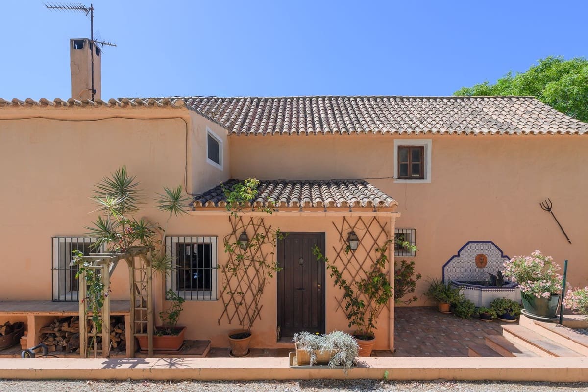 3 bedroom Villa for sale in Estepona with pool - € 1,200,000 (Ref: 9983297)