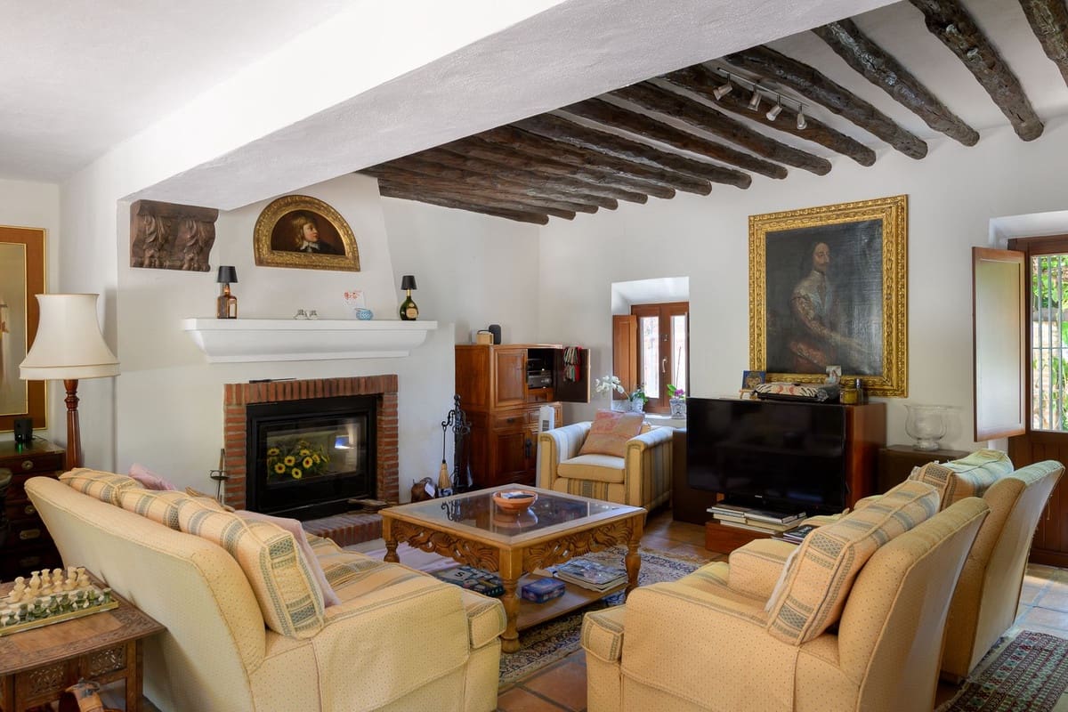3 bedroom Villa for sale in Estepona with pool - € 1,200,000 (Ref: 9983297)