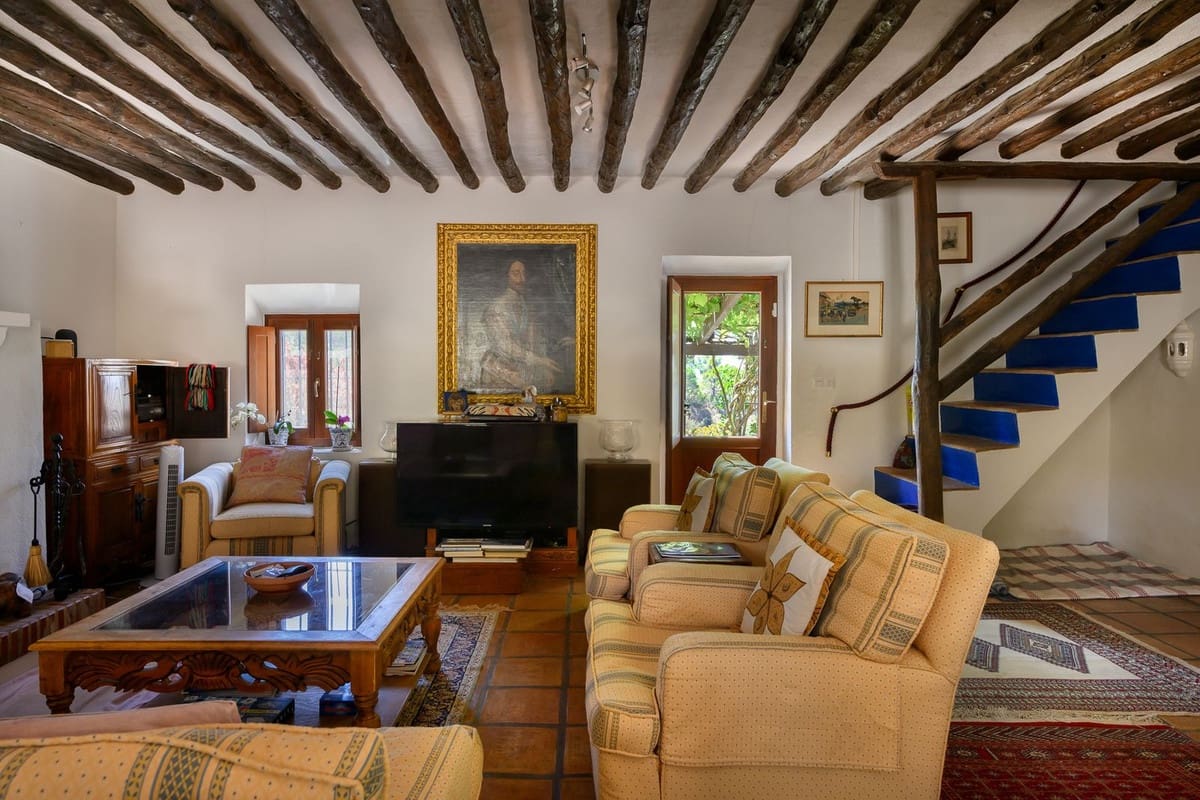 3 bedroom Villa for sale in Estepona with pool - € 1,200,000 (Ref: 9983297)