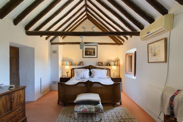 3 slaapkamer Villa te koop in Estepona met zwembad - € 1.200.000 (Ref: 9983297)