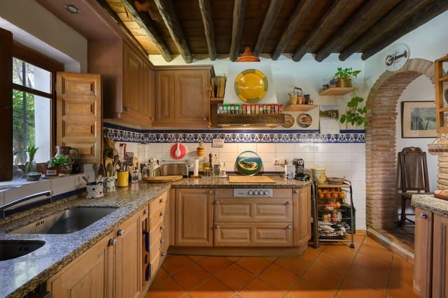 3 slaapkamer Villa te koop in Estepona met zwembad - € 1.200.000 (Ref: 9983297)