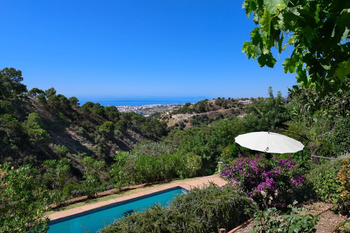3 bedroom Villa for sale in Estepona with pool - € 1,200,000 (Ref: 9983297)
