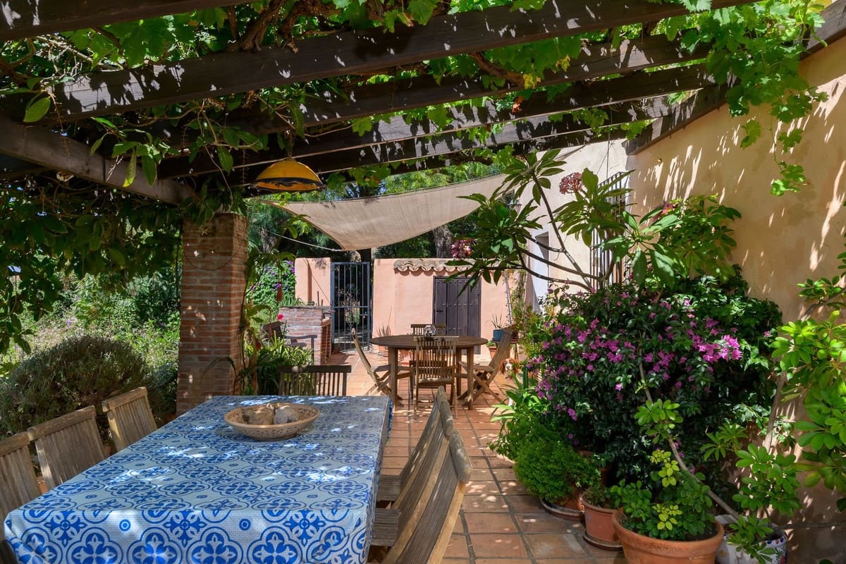 3 bedroom Villa for sale in Estepona with pool - € 1,200,000 (Ref: 9983297)