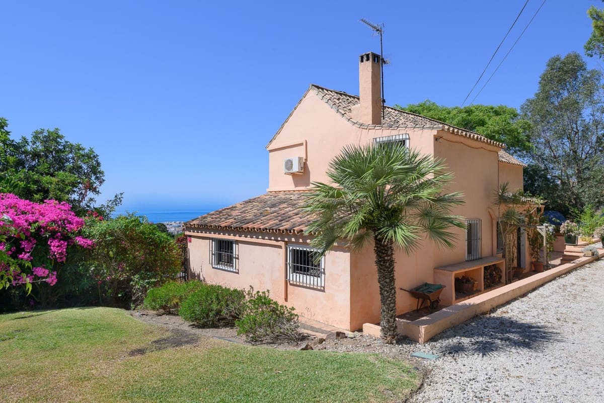 3 bedroom Villa for sale in Estepona with pool - € 1,200,000 (Ref: 9983297)