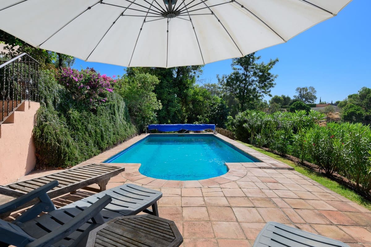 3 bedroom Villa for sale in Estepona with pool - € 1,200,000 (Ref: 9983297)