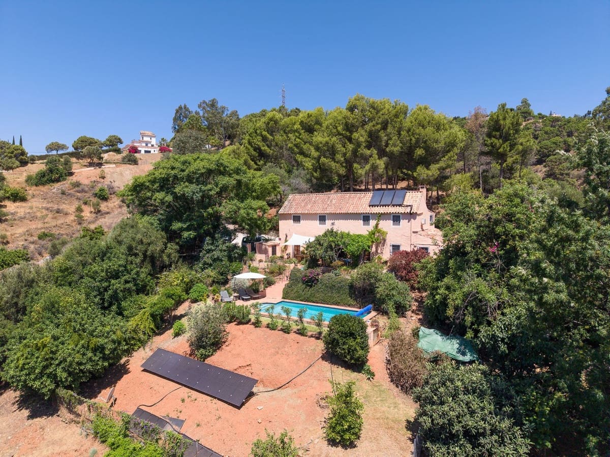 3 bedroom Villa for sale in Estepona with pool - € 1,200,000 (Ref: 9983297)