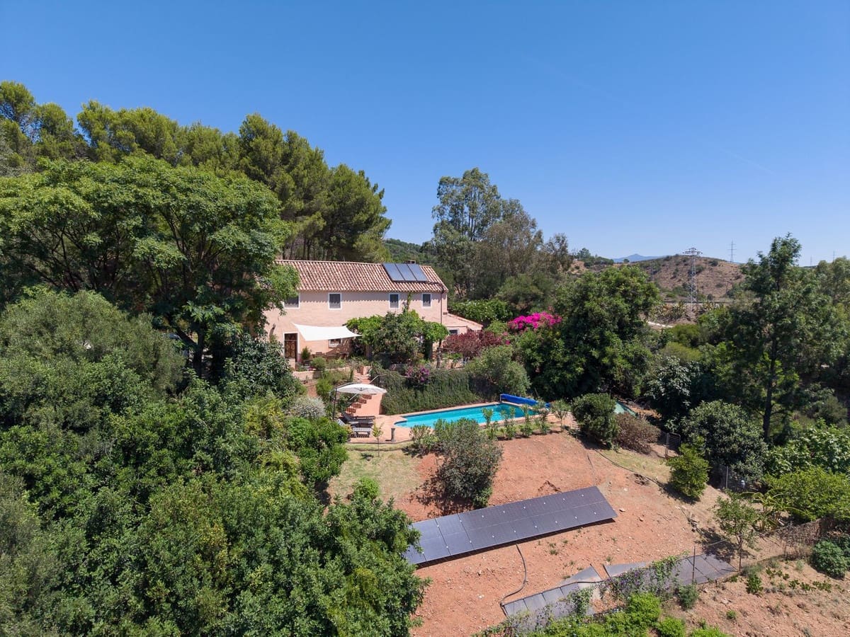 3 bedroom Villa for sale in Estepona with pool - € 1,200,000 (Ref: 9983297)