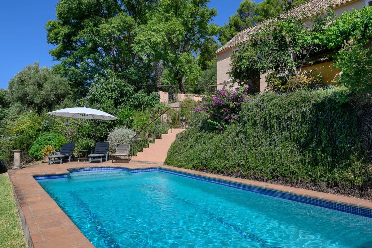3 bedroom Villa for sale in Estepona with pool - € 1,200,000 (Ref: 9983297)
