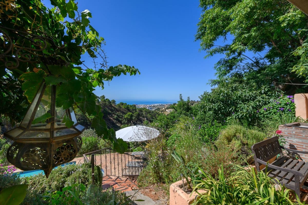 3 bedroom Villa for sale in Estepona with pool - € 1,200,000 (Ref: 9983297)