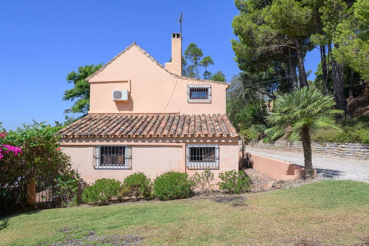 3 bedroom Villa for sale in Estepona with pool - € 1,200,000 (Ref: 9983297)