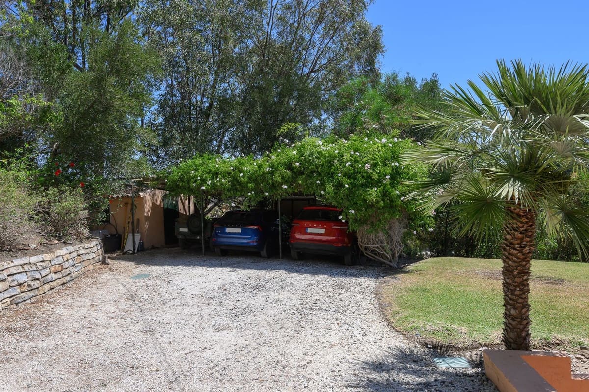 3 bedroom Villa for sale in Estepona with pool - € 1,200,000 (Ref: 9983297)