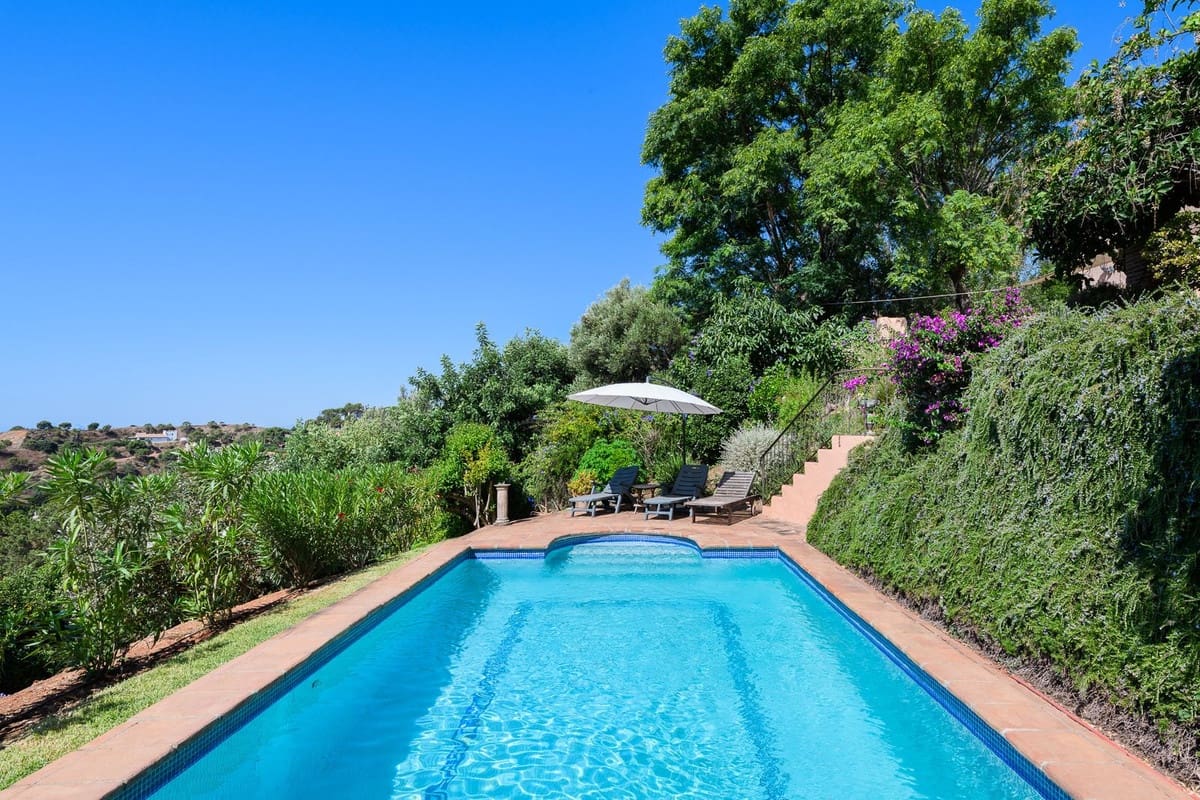 3 bedroom Villa for sale in Estepona with pool - € 1,200,000 (Ref: 9983297)