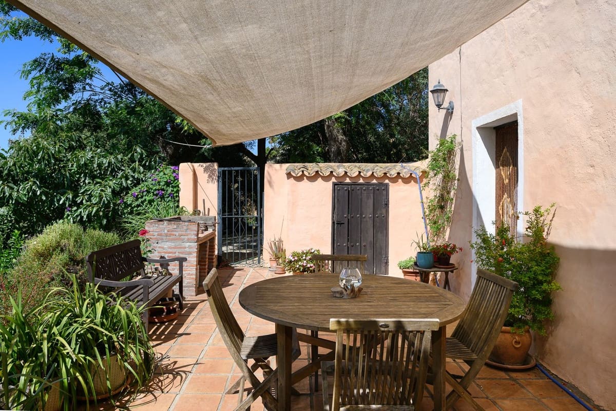 3 bedroom Villa for sale in Estepona with pool - € 1,200,000 (Ref: 9983297)