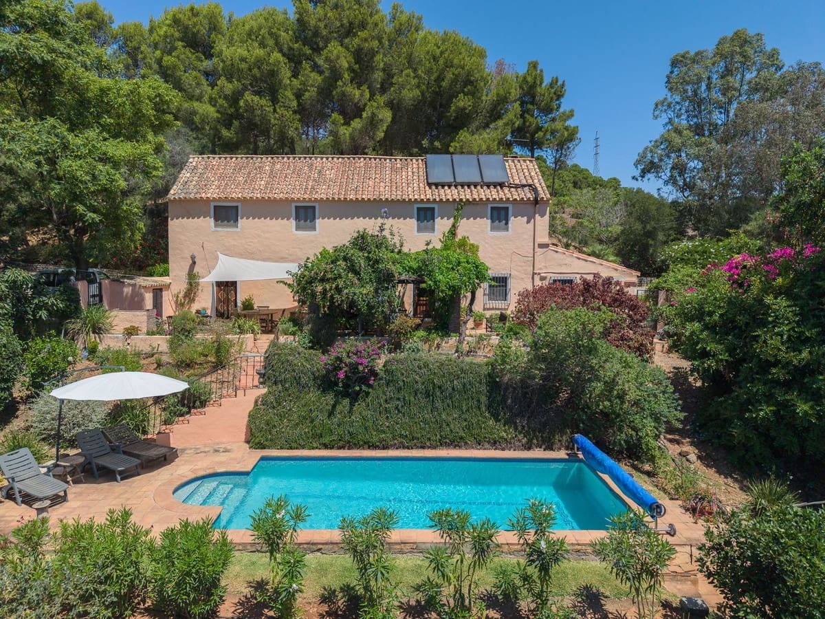 3 bedroom Villa for sale in Estepona with pool - € 1,200,000 (Ref: 9983297)