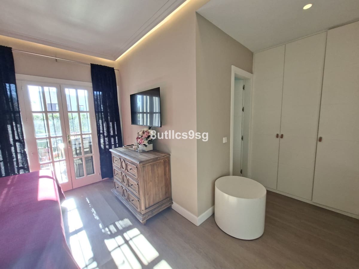 3 bedroom Apartment for sale in Nueva Andalucia with pool - € 565,000 (Ref: 9983307)