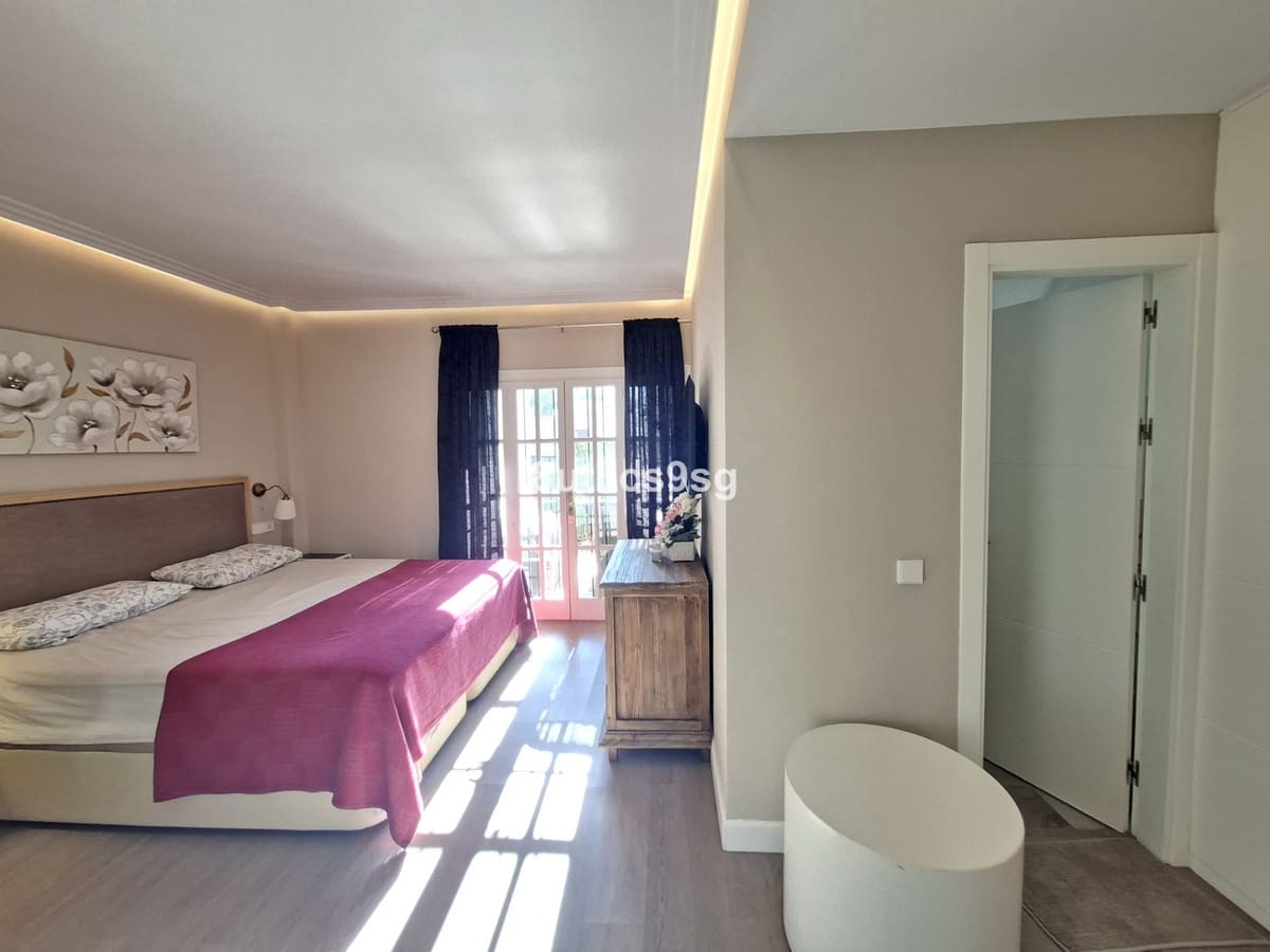 3 bedroom Apartment for sale in Nueva Andalucia with pool - € 565,000 (Ref: 9983307)