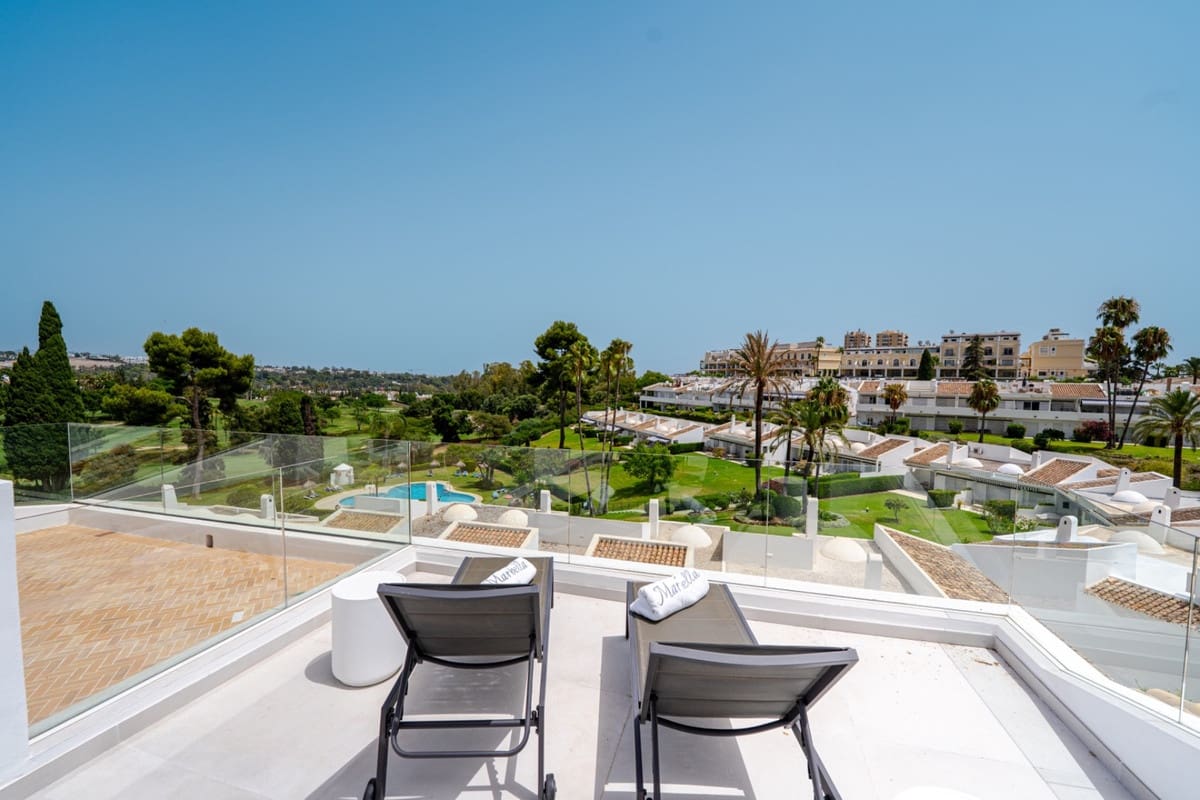 2 soveværelse Lejlighed til salg i Nueva Andalucia med swimmingpool - € 945.000 (Ref: 9985910)