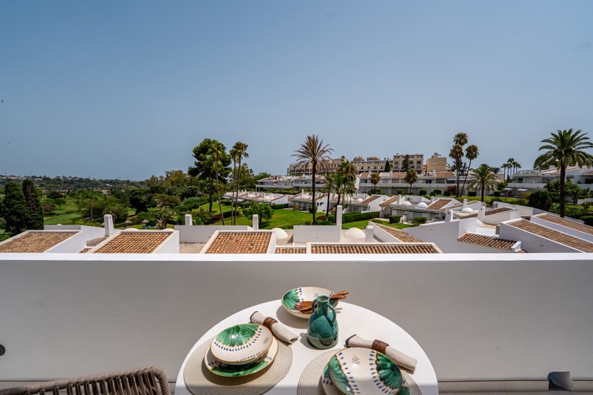2 soveværelse Lejlighed til salg i Nueva Andalucia med swimmingpool - € 945.000 (Ref: 9985910)