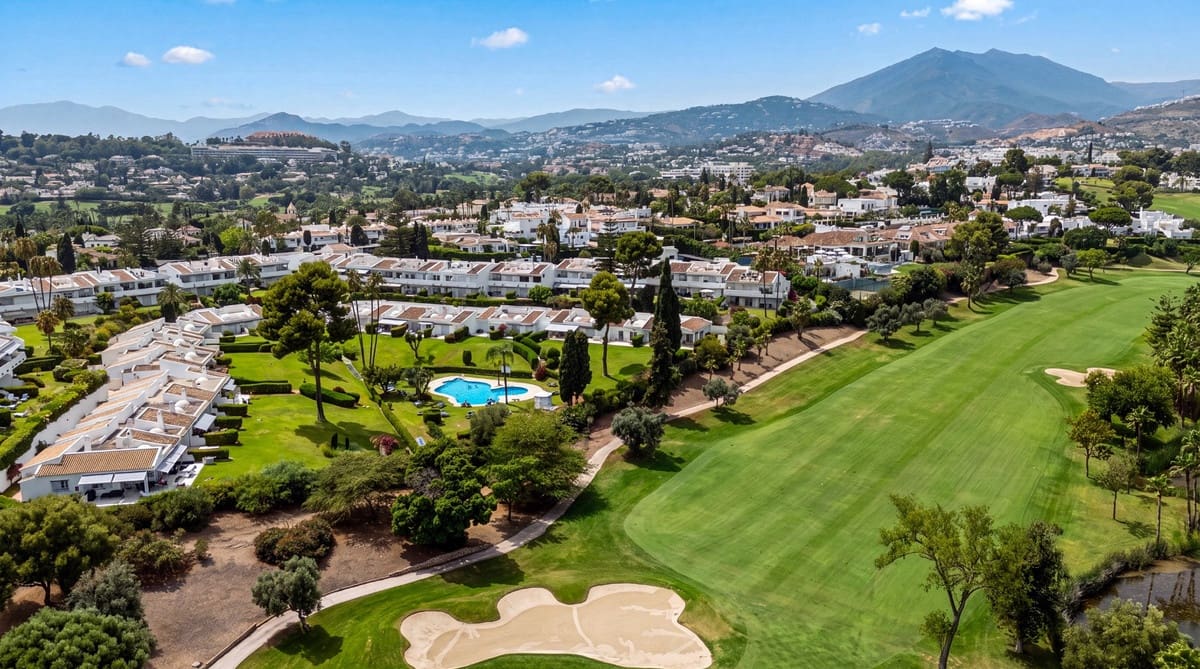 2 soveværelse Lejlighed til salg i Nueva Andalucia med swimmingpool - € 945.000 (Ref: 9985910)