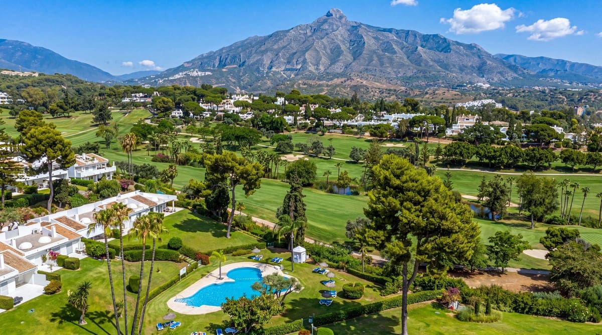 2 soveværelse Lejlighed til salg i Nueva Andalucia med swimmingpool - € 945.000 (Ref: 9985910)