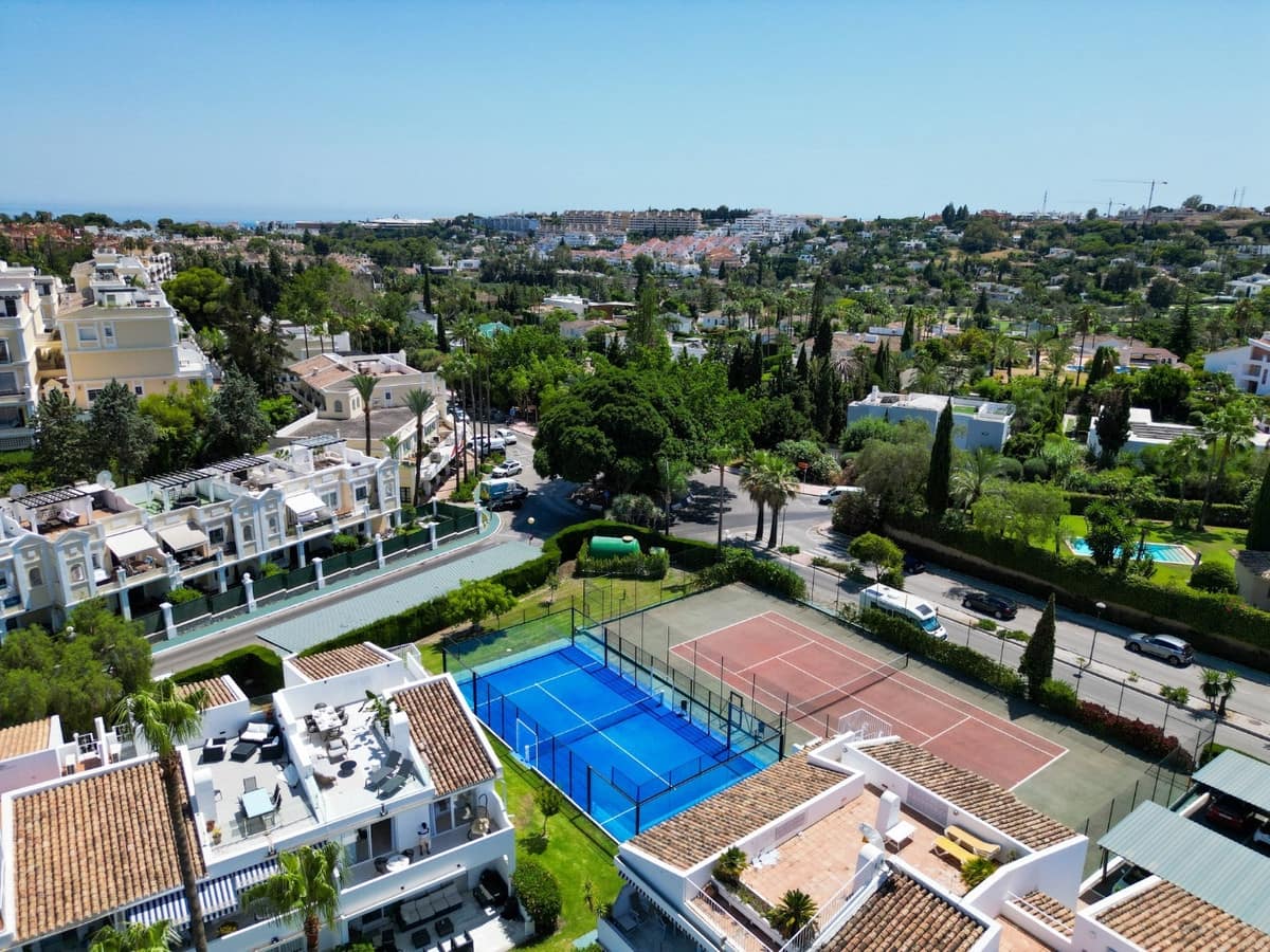 2 soveværelse Lejlighed til salg i Nueva Andalucia med swimmingpool - € 945.000 (Ref: 9985910)