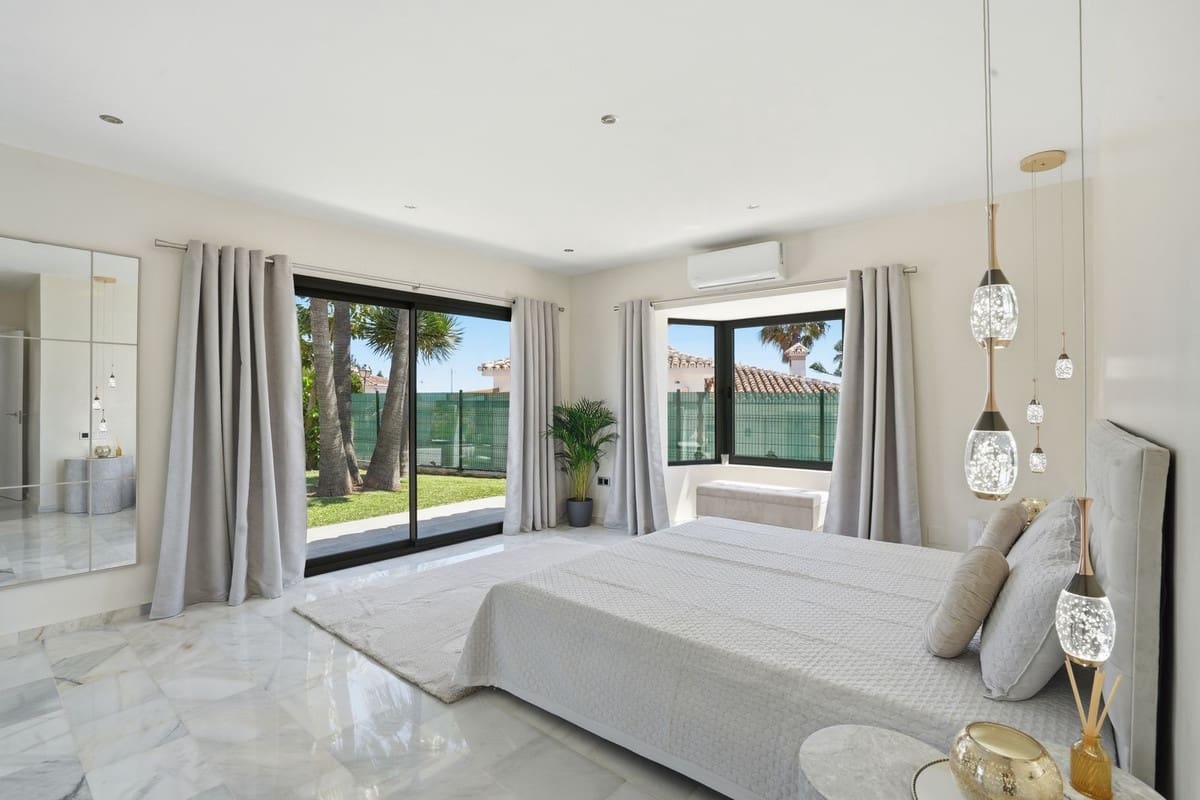 4 soveværelse Villa til salg i El Chaparral med swimmingpool - € 1.599.000 (Ref: 9991837)